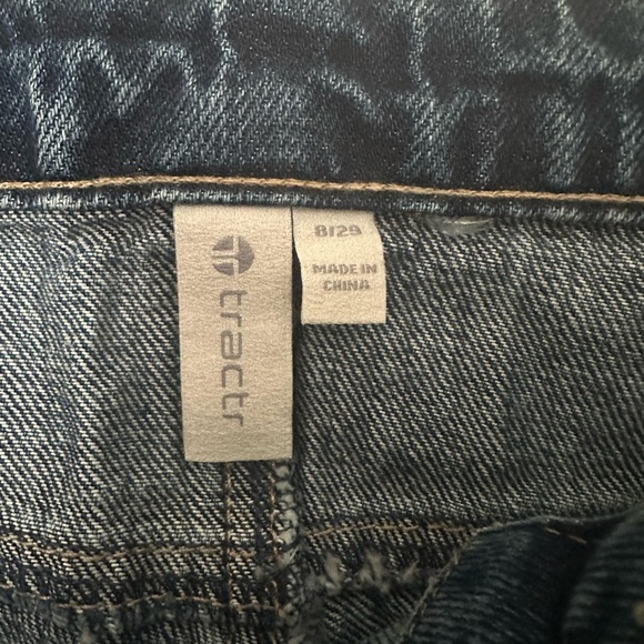 Tractr Women’s High Rise Weekender Mom Jean Distressed Indigo Size 8 NWT - Picture 8 of 10